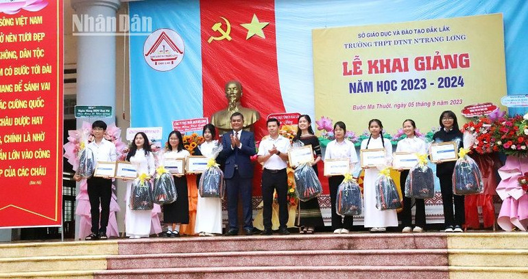 Ngân hàng Sacombank Đắk Lắk trao tặng quà cho 10 học sinh Trường Trung học phổ thông Dân tộc nội trú N’Trang Lơng vượt khó học giỏi. Ngân hàng Sacombank Đắk Lắk trao tặng quà cho 10 học sinh Trường Trung học phổ thông Dân tộc nội trú N’Trang Lơng vượt khó học giỏi.