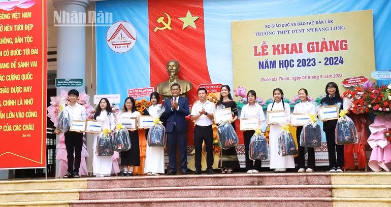 Ngân hàng Sacombank Đắk Lắk trao tặng quà cho 10 học sinh Trường Trung học phổ thông Dân tộc nội trú N’Trang Lơng vượt khó học giỏi.