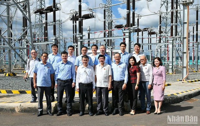 Đồng chí Bùi Văn Cường và Đoàn giám sát chụp hình cùng lãnh đạo Tập đoàn Trung Nam Group và lãnh đạo Nhà máy điện gió Ea Nam Đắk Lắk. Đồng chí Bùi Văn Cường và Đoàn giám sát chụp hình cùng lãnh đạo Tập đoàn Trung Nam Group và lãnh đạo Nhà máy điện gió Ea Nam Đắk Lắk.