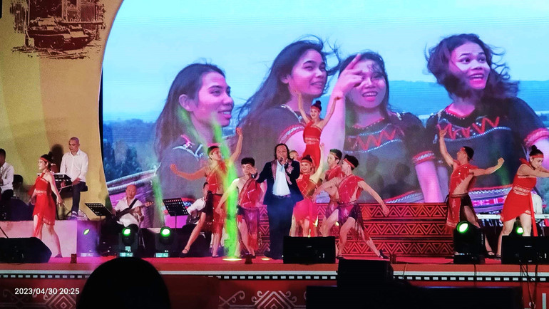 Biểu diễn nghệ thuật phục vụ du khách trong dịp nghỉ lễ Giỗ tổ Hùng Vương (10/3 âm lịch), 30/4 và 1/5 ở Đắk Lắk.