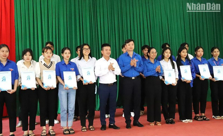 Anh Nguyễn Minh Triết và lãnh đạo Tỉnh đoàn Đắk Lắk trao tặng 20 suất học bổng cho 20 sinh viên có hoàn cảnh khó khăn trên địa bàn tỉnh Đắk Lắk.