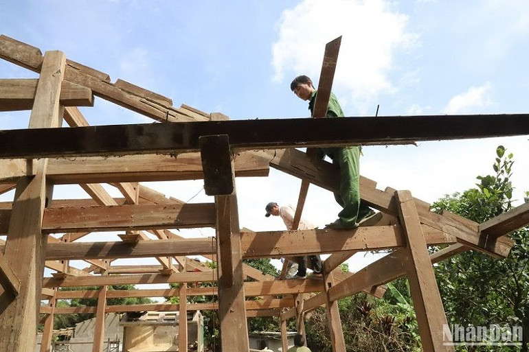 Các lực lượng chức năng hỗ trợ người dân ở thôn 11, xã Cư San tháo dỡ nhà cửa di dời đến khu tái định cư. Các lực lượng chức năng hỗ trợ người dân ở thôn 11, xã Cư San tháo dỡ nhà cửa di dời đến khu tái định cư.