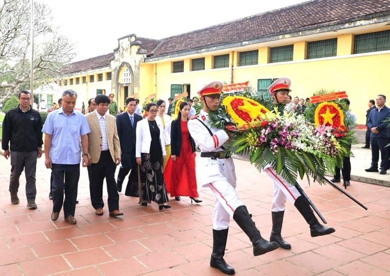 Đoàn Hội đồng nhân dân tỉnh Đắk Lắk dâng hoa và dâng hương bày tỏ lòng thành kính, tri ân các chiến sĩ cộng sản, các cựu tù chính trị tại Nhà đày Buôn Ma thuột.
