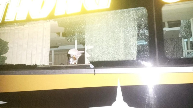 Chiếc xe khách giường nằm bị đập vỡ kính khi đang lưu thông trên đường Hồ Chí Minh.