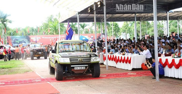 Đội đua của Australia diễu hành qua khán đài tiến ra trường đua.