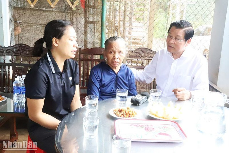 Đồng chí Phan Đình Trạc, Ủy viên Bộ Chính trị, Bí thư Trung ương Đảng, Trưởng Ban Nội chính Trung ương thăm hỏi, động viên người thân liệt sĩ, Thiếu tá Hoàng Trung.