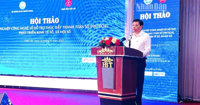 Phó Giám đốc Sở Thông tin và Truyền thông tỉnh Đắk Lắk Ra Lan Trương Thanh Hà tham luận tại hội thảo.