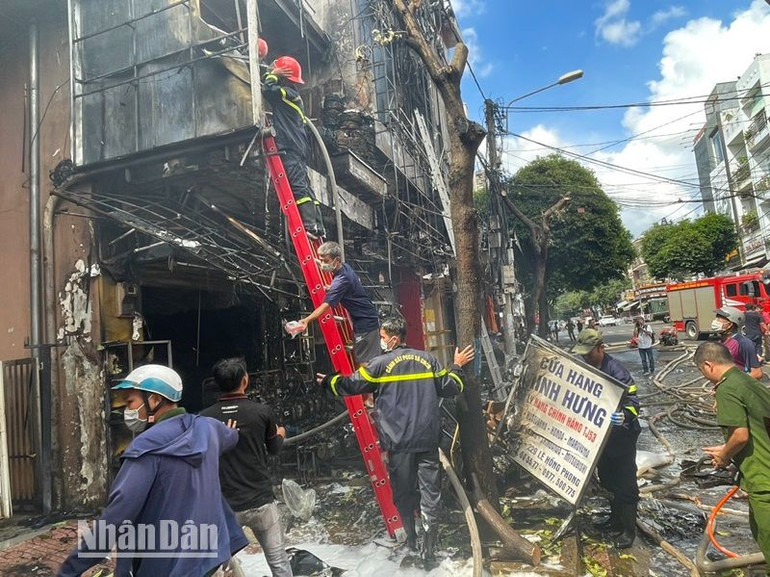 Rất may đám cháy không gây thiệt hại về người nhưng gây thiệt hại hàng tỷ đồng.