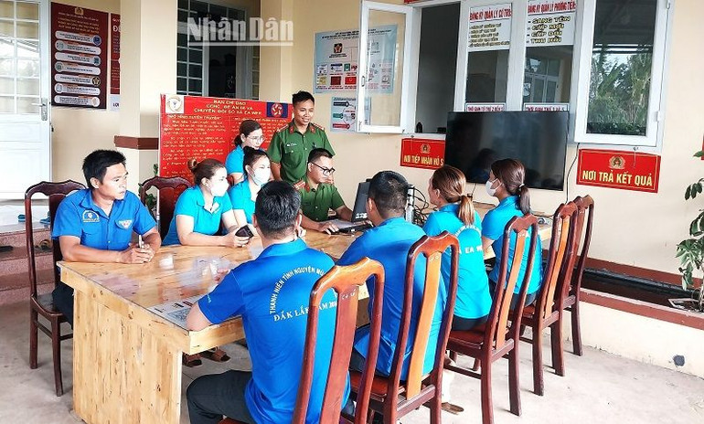 Công an xã Ea Wer phối hợp với Tổ cải cách hành chính và công nghệ số xã triển khai nhiệm vụ hướng dẫn người dân cài đặt, sử dụng định danh điện tử mức 2 - VNeID trên điện thoại thông minh.