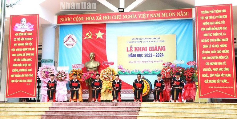 Các em học sinh Trường Trung học phổ thông Dân tộc nội trú N’Trang Lơng diễn tấu cồng chiêng chào mừng năm học mới 2023-2024. Các em học sinh Trường Trung học phổ thông Dân tộc nội trú N’Trang Lơng diễn tấu cồng chiêng chào mừng năm học mới 2023-2024.