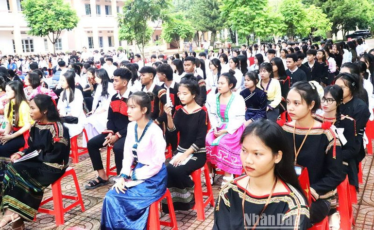 Trường Trung học phổ thông Dân tộc nội trú N’Trang Lơng là ngôi trường có con em nhiều thành phần dân tộc nhất ở Đắk Lắk theo học. Trường Trung học phổ thông Dân tộc nội trú N’Trang Lơng là ngôi trường có con em nhiều thành phần dân tộc nhất ở Đắk Lắk theo học.