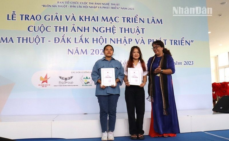 Ban Tổ chức cuộc thi trao học bổng cho 2 em sinh viên người dân tộc thiểu số đang theo học tại các trường đại học, cao đẳng trên địa bàn thành phố Buôn Ma Thuột.