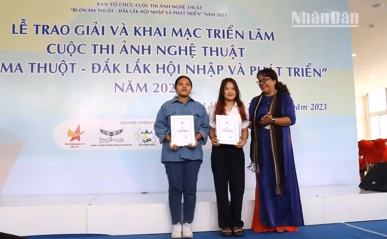 Ban Tổ chức cuộc thi trao học bổng cho 2 em sinh viên người dân tộc thiểu số đang theo học tại các trường đại học, cao đẳng trên địa bàn thành phố Buôn Ma Thuột.