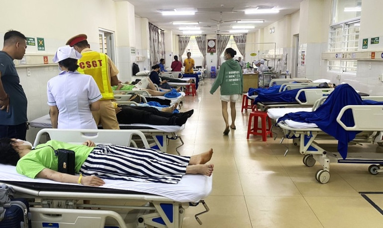 Các trường hợp bị thương trong vụ tai nạn được đưa đến Bệnh viện Thiện Hạnh, thành phố Buôn Ma Thuột cấp cứu. Các trường hợp bị thương trong vụ tai nạn được đưa đến Bệnh viện Thiện Hạnh, thành phố Buôn Ma Thuột cấp cứu.