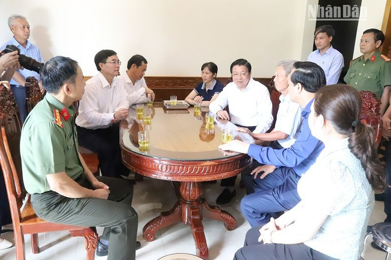 Đồng chí Phan Đình Trạc, Ủy viên Bộ Chính trị, Bí thư Trung ương Đảng, Trưởng Ban Nội chính Trung ương và Đoàn công tác thăm hỏi, động viên người thân liệt sĩ Nguyễn Văn Dũng, Chủ tịch Ủy ban nhân dân xã Ea Tiêu hy sinh trong vụ nhóm đối tượng tấn công trụ sở Ủy ban nhân dân xã Ea Tiêu và Ea Ktur, huyện Cư Kuin xảy ra vào rạng sáng ngày 11/6/2023.