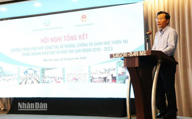 Phó cục trưởng Cục Quản lý đê điều và phòng, chống thiên tai Nguyễn Văn Tiến phát biểu tại hội nghị.