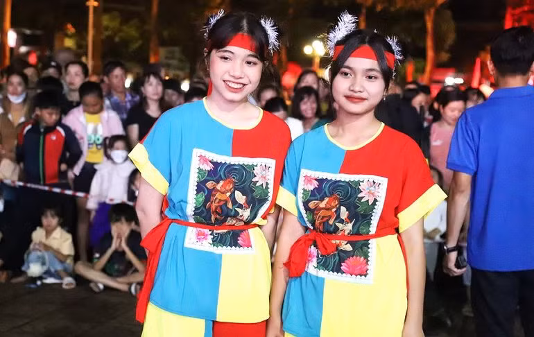 Các thanh niên tham gia biểu diễn tại Đêm hội Trăng rằm năm 2023 huyện Ea H’leo.