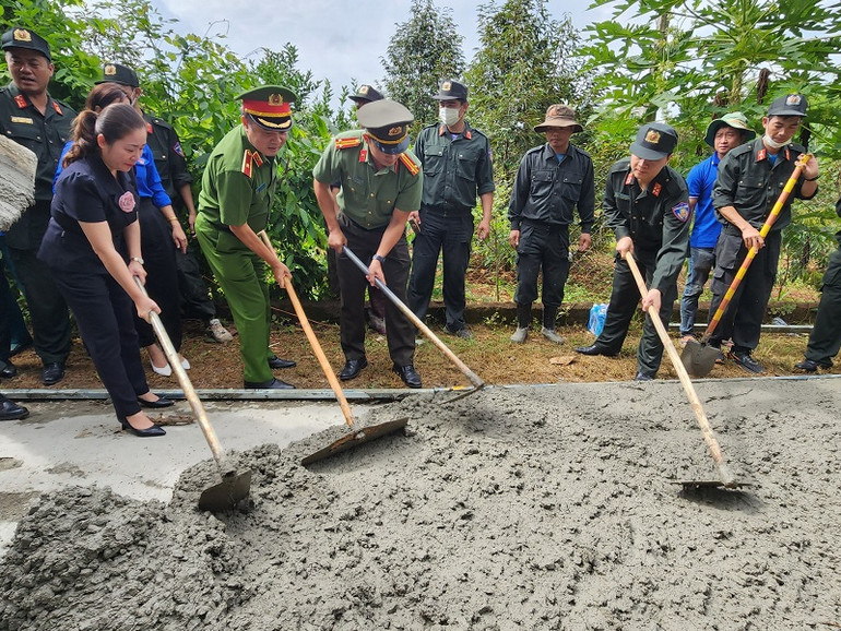 Lãnh đạo và cán bộ, chiến sĩ Bộ tư lệnh Cảnh sát cơ động tham gia làm đường giao thông nông thôn ở huyện Cư Kuin.