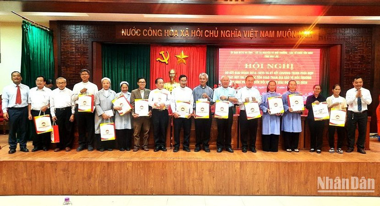 Lãnh đạo Ủy ban Mặt trận Tổ quốc Việt Nam tỉnh Đắk Lắk tặng quà cho đại diện các cơ sở tôn giáo và cá nhân tiêu biểu tham gia bảo về môi trường và ứng phó với biến đổi khí hậu.