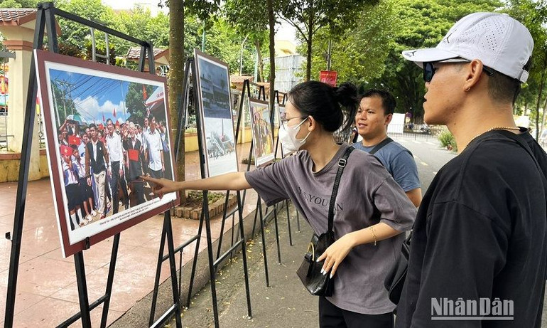 Trưng bày, triển lãm ảnh nghệ thuật về vùng đất Tây Nguyên, văn hóa các dân tộc thiểu số Tây Nguyên, danh lam thắng cảnh của tỉnh diễn ra trên đường phố ngay tại trung tâm thành phố Buôn Ma Thuột thu hút đông đảo người dân và du khách đến xem, thưởng lãm.