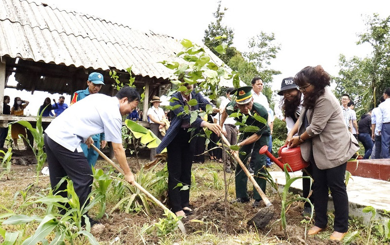 Các đại biểu trồng cây lưu niệm tại bia tưởng niệm