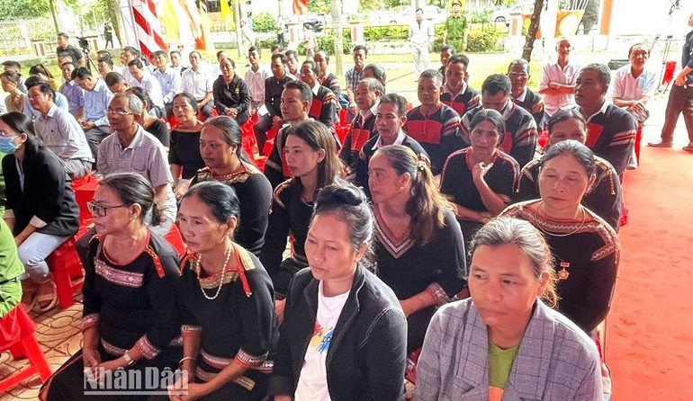 Đồng bào các dân tộc phường An Lạc dự ngày hội.