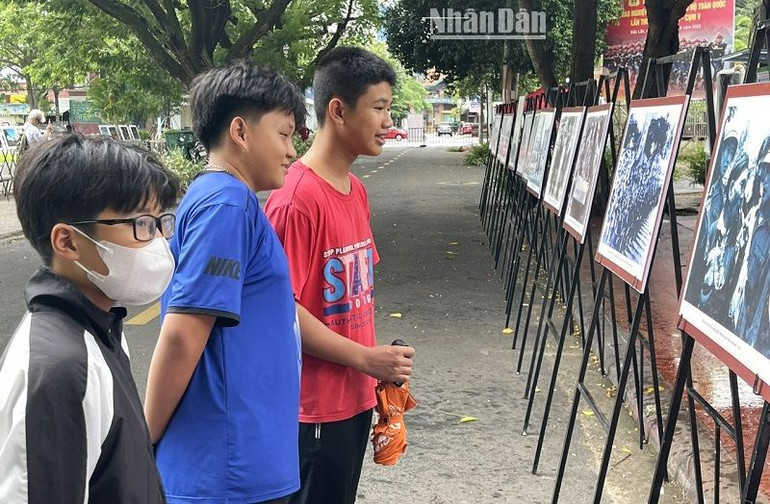 Các bạn trẻ thích thú khi đến tham quan, thưởng lãm tranh, ảnh nghệ thuật về vùng đất Tây Nguyên, văn hóa các dân tộc thiểu số Tây Nguyên chào mừng Quốc khánh 2/9 được trưng bày tại triển lãm…