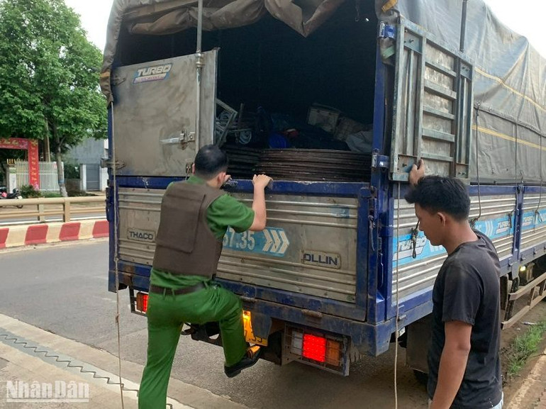 Việc kiểm tra các xe ra khỏi địa bàn huyện Cư Kuin được kiểm soát chặt chẽ, không để các đối tượng lợi dụng trốn thoát.