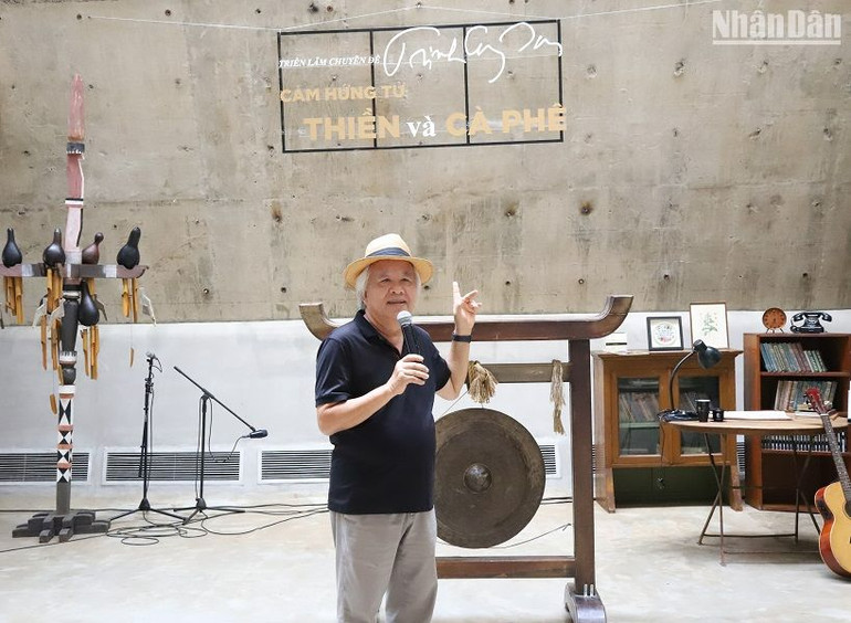 Ông Nguyễn Trung Trực, đại diện gia đình nhạc sĩ Trịnh Công Sơn chia sẻ về cố nhạc sĩ Trịnh Công Sơn tại buổi khai mạc triển lãm.