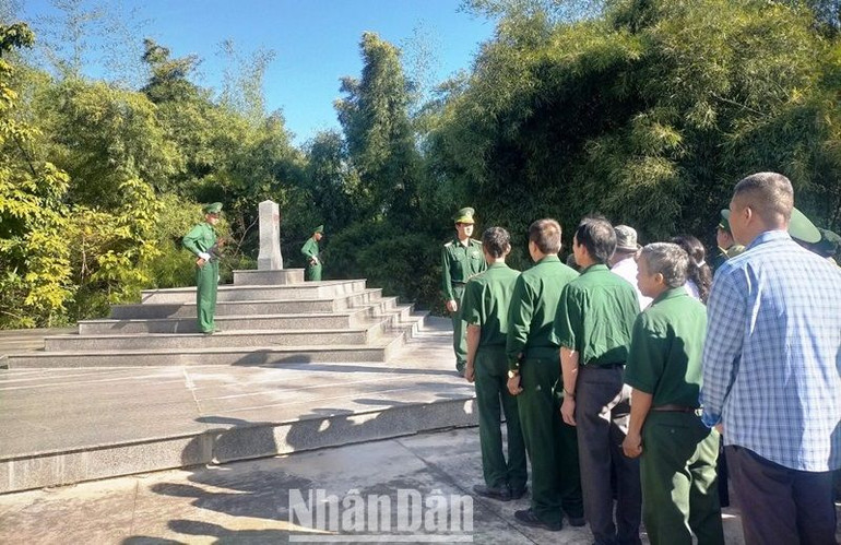 Các cựu chiến binh tỉnh Đắk Lắk ra thăm cột mốc biên giới quốc gia.