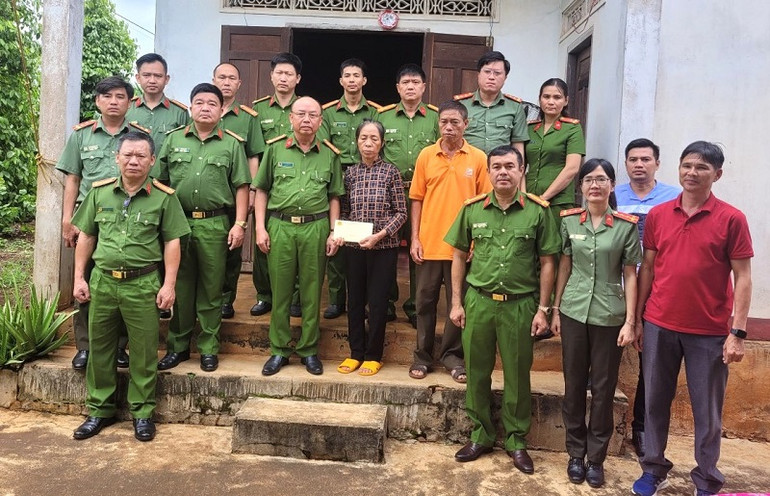 Đoàn công tác Công an tỉnh Bình Dương thăm, tặng quà cho gia đình các liệt sĩ hy sinh khi làm nhiệm vụ tại tỉnh Đắk Lắk.