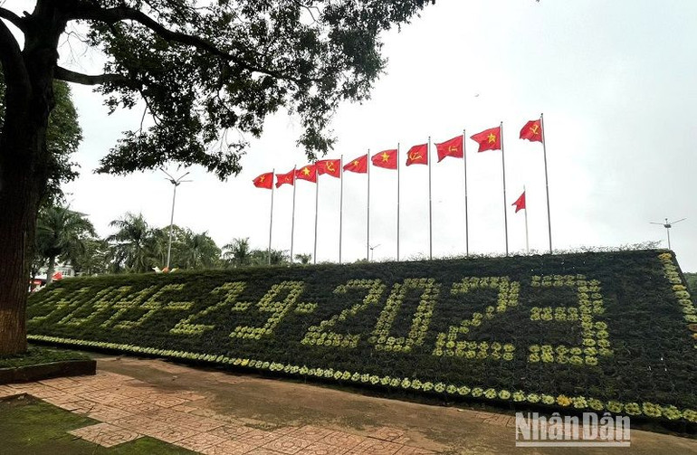 Cờ Đảng và cờ Tổ quốc tung bay ở trung tâm thành phố Buôn Ma Thuột chào mừng kỷ niệm 78 năm Quốc khánh 2/9/2023.