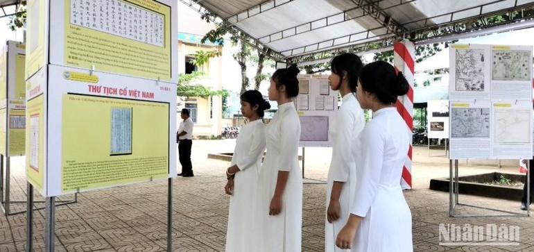 Các em học sinh trung học phổ thông trên địa bàn huyện Cư Kuin tham quan và tìm hiểu về biển, đảo Việt Nam.