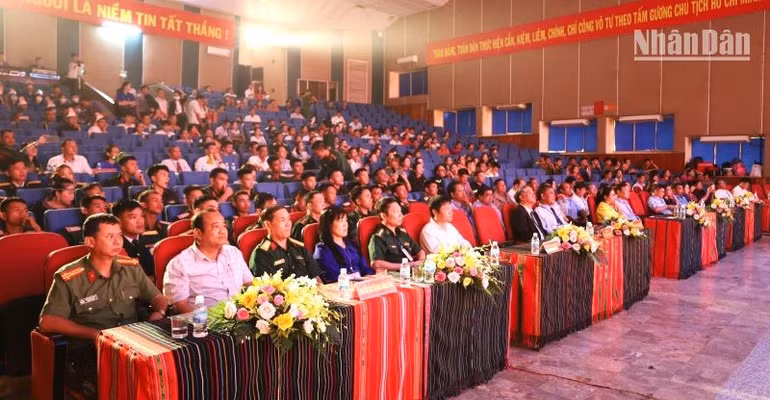 Các đại biểu dự khai mạc hội thi.