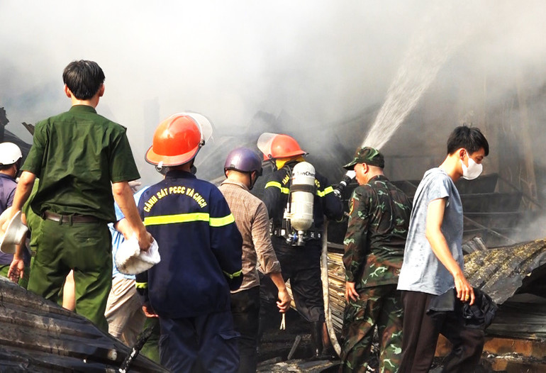 Lực lượng cảnh sát phòng cháy, chữa cháy và cứu nạn cứu hộ, Công an tỉnh Đắk Lắk nỗ lực dập tắt đám cháy.