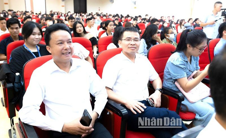 Các đại biểu dự lễ khai giảng. Các đại biểu dự lễ khai giảng.