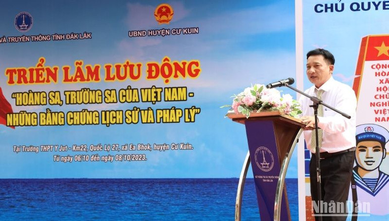 Phó Giám đốc Sở Thông tin và Truyền thông tỉnh Đắk Lắk Nguyễn Quốc Hiệp phát biểu tại triển lãm.