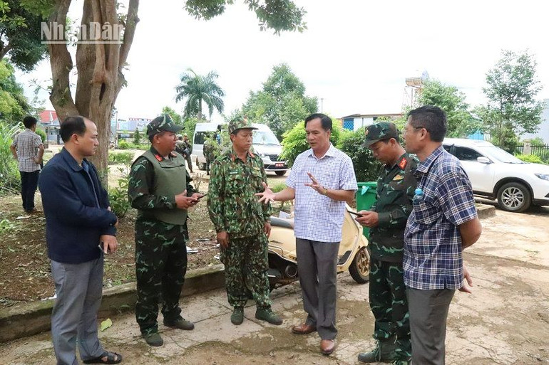 Bí thư Huyện ủy Cư Kuin Lê Thái Dũng cùng với các lực lượng chức năng triển khai phương án truy bắt các đối tượng tấn công trụ sở Ủy ban nhân dân xã.