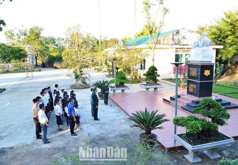 Đồn Biên phòng Ea H’Leo phối hợp với Hội Cựu chiến binh huyện Ea Súp tổ chức dâng hương tại nhà bia ghi danh các liệt sĩ.