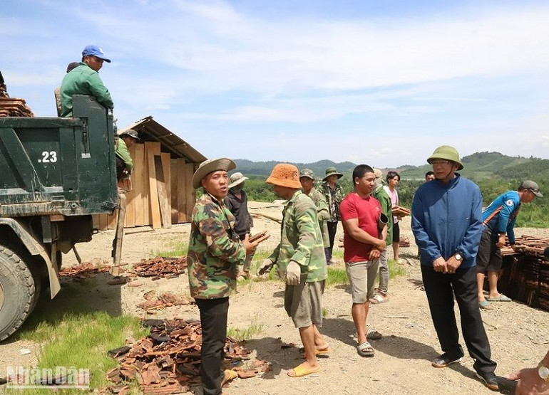 Bí thư Đảng ủy xã Cư San Vũ Văn Kim (người đội nón cối) tham gia tuyên truyền, vận động nhân dân thôn 11 di dời nhà cửa lên khu tái định cư. Bí thư Đảng ủy xã Cư San Vũ Văn Kim (người đội nón cối) tham gia tuyên truyền, vận động nhân dân thôn 11 di dời nhà cửa lên khu tái định cư.