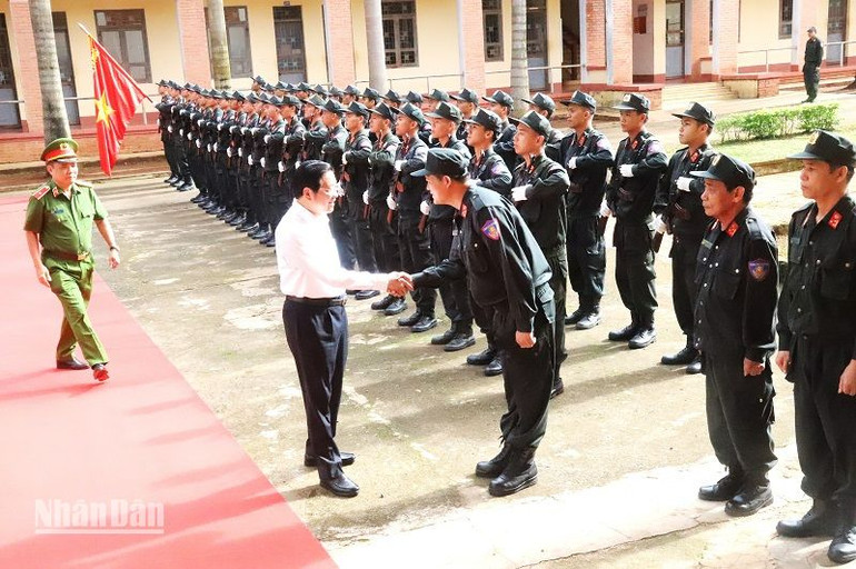 Trưởng Ban Nội chính Trung ương Phan Đình Trạc đến thăm và kiểm tra công tác ứng trực sẵn sàng ra quân thực hiện nhiệm vụ tại Trung đoàn Cảnh sát cơ động Tây Nguyên.