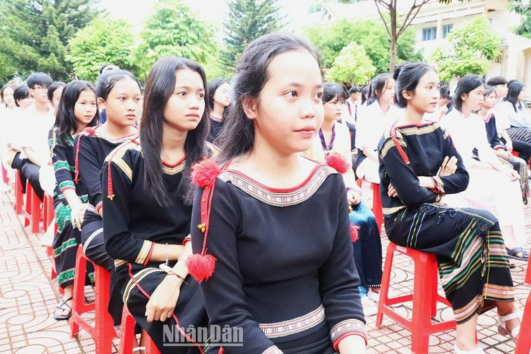 Các em học sinh Trường Trung học phổ thông Dân tộc nội trú N’Trang Lơng chăm chú nghe thư chúc mừng ngành giáo dục của Chủ tịch nước. Các em học sinh Trường Trung học phổ thông Dân tộc nội trú N’Trang Lơng chăm chú nghe thư chúc mừng ngành giáo dục của Chủ tịch nước.