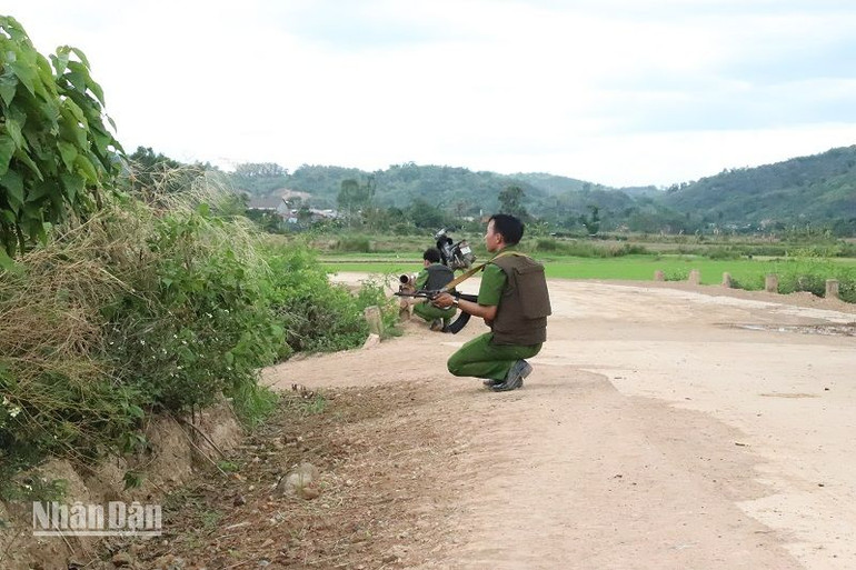Các chiến sĩ Công an truy bắt các đối tượng đang lẩn trốn tại suối Cá Ngựa, thôn Đông Sơn, xã Hòa Hiệp, huyện Cư Kuin.