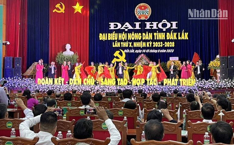 Văn nghệ chào mừng đại hội.