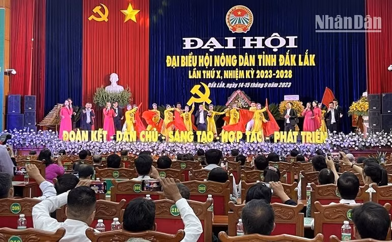 Văn nghệ chào mừng đại hội.