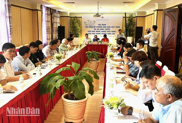 Các đại biểu tham luận tại buổi tọa đàm. Các đại biểu tham luận tại buổi tọa đàm.