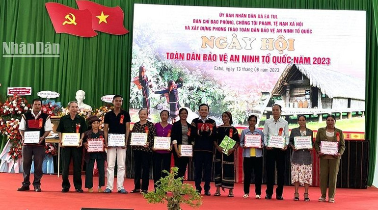 Phó Thủ tướng Trần Lưu Quang tặng quà cho các gia đình trên địa bàn xã Ea Tul.