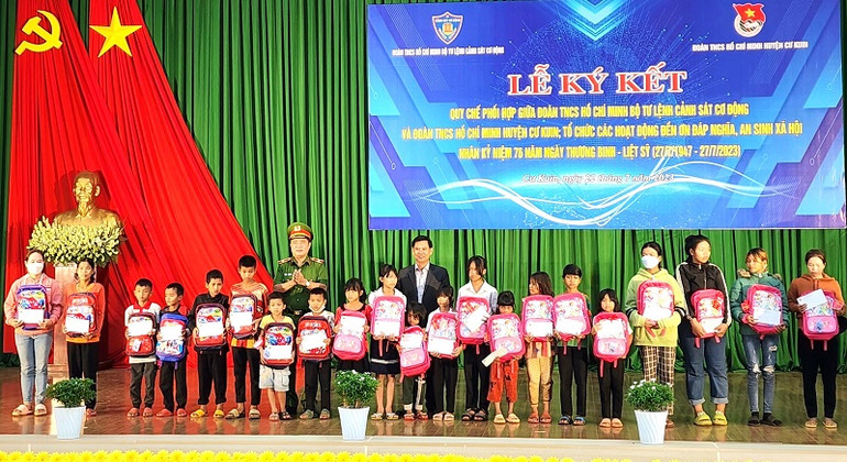 Lãnh đạo Bộ tư lệnh Cảnh sát cơ động và Ủy ban nhân dân huyện Cư Kuin tặng 50 suất quà cho học sinh con các gia đình chính sách có hoàn cảnh khó khăn.