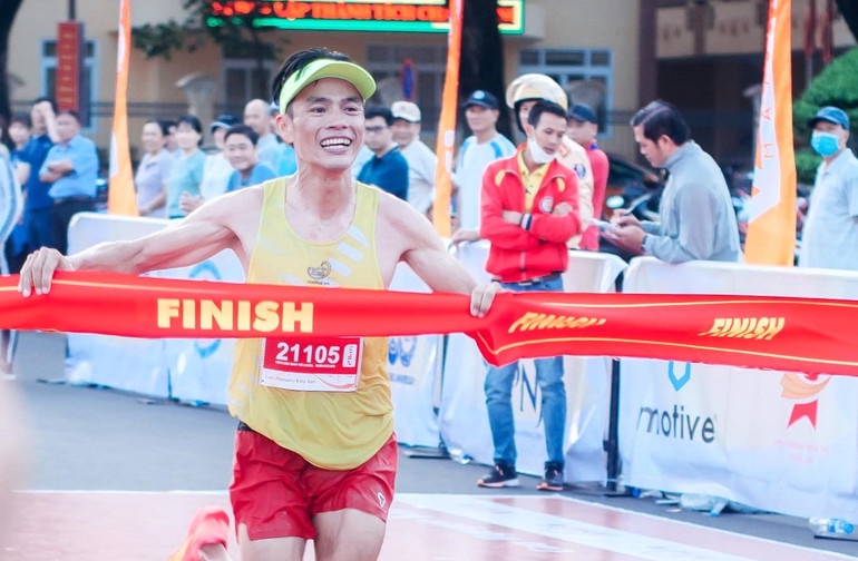 Một vận động viên nam cán đích đầu tiên.