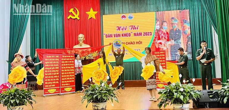 Phần thi chào hỏi của đơn vị Tiểu đoàn Huấn luyện - Cơ động, Bộ đội Biên phòng tỉnh Đắk Lắk.